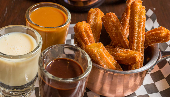 Churros con Cajeta, Chocolate o Lechera en Captain Wings